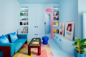 Le salon en all-over de bleu layette dans ce&nbsp;petit espace.&nbsp;Yohann Fontaine